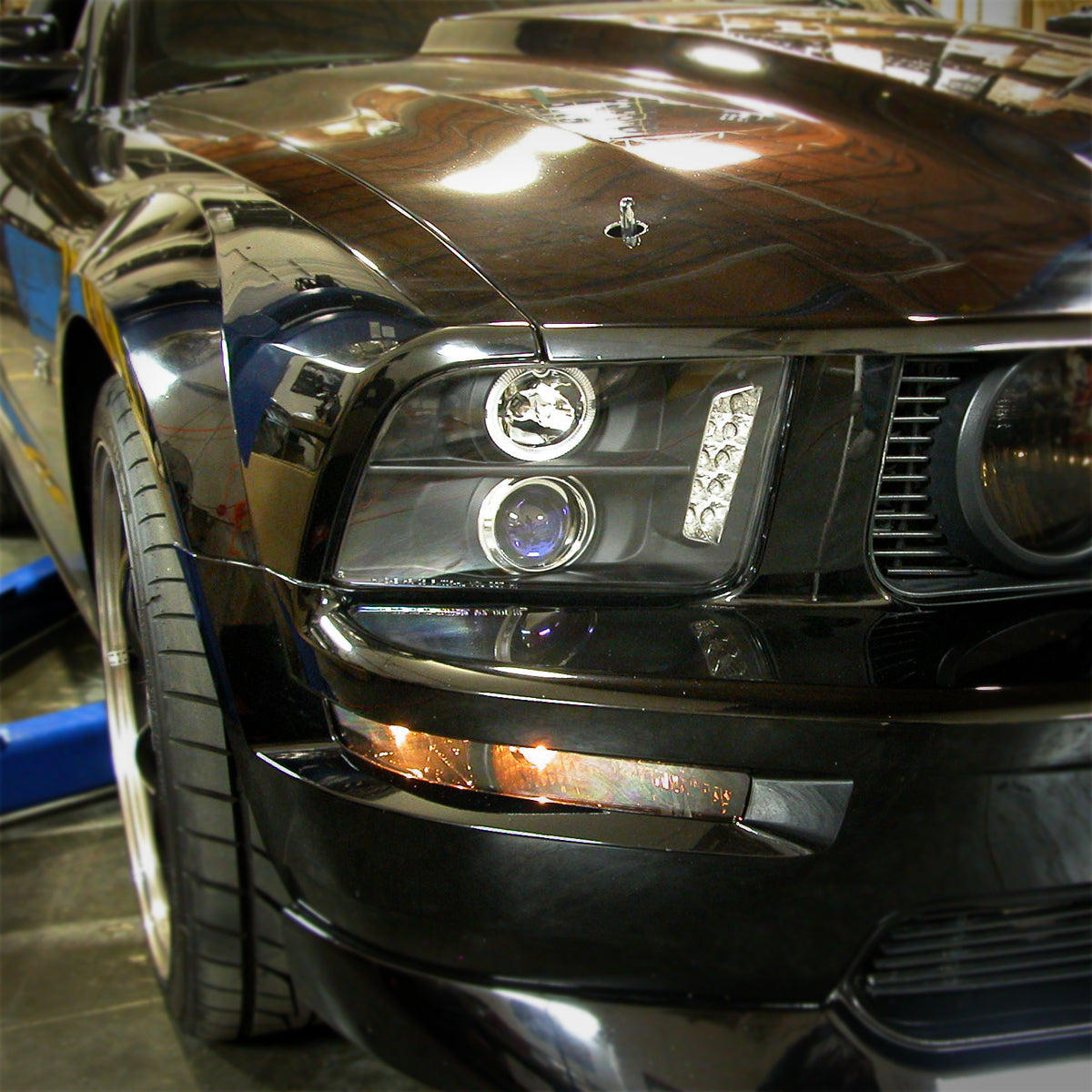 2005-2009 Ford Mustang S197 Halo Projector Headlights w/ LED Light Strip (Matte Black Housing / Clear Lens)