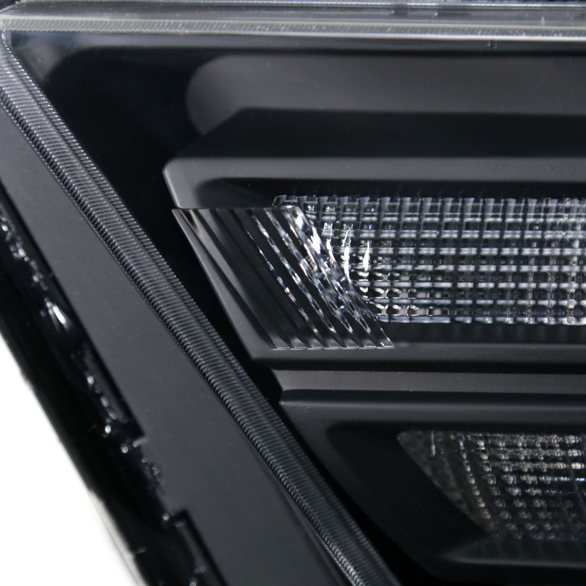 2010-2014 Ford Mustang S197 Retrofit Style Projector Headlights (Matte Black Housing / Clear Lens)
